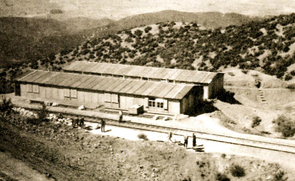 Οι παράγκες των εργατών. Μια για κάθε δωδεκάωρη βάρδια