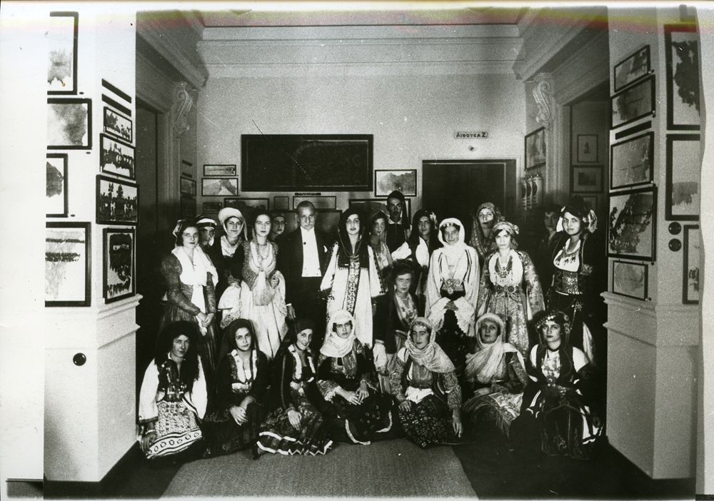 Antonis Benakis surrounded by Athenian women dressed in traditional Greek costumes during a reception held as part of the International Museum Conference on October 25, 1931 (Benaki Museum).