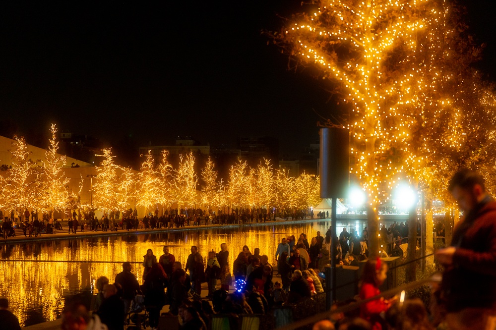 Χριστούγεννα στο ΚΠΙΣΝ_Τα φωτισμένα πλατάνια κατά μήκος του Καναλιού_φωτο Νίκος Καρανικόλας