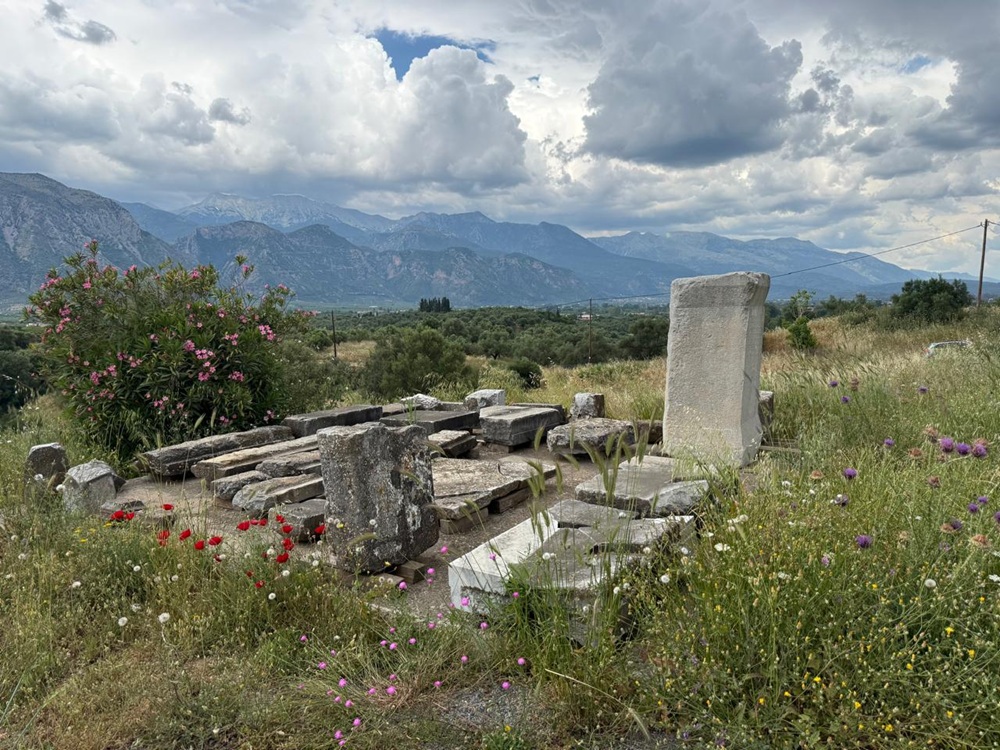 Υπαίθρια έκθεση αρχιτεκτονικών μελών από τα κτίσματα του Ιερού του Αμυκλαίου Απόλλωνα
