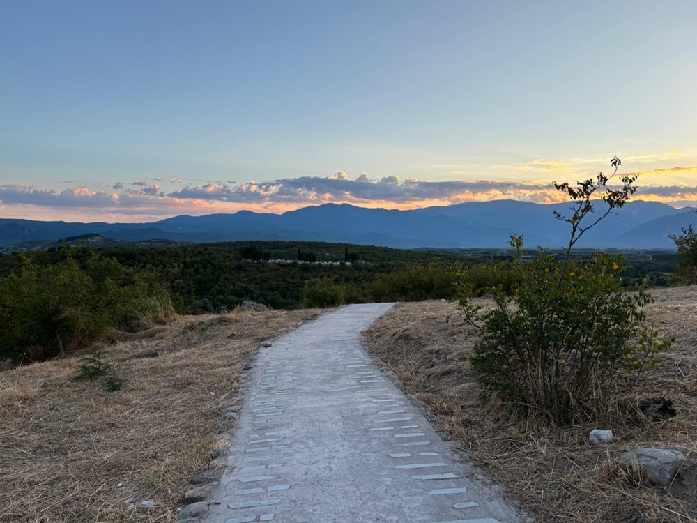 Άποψη της διαδρομής περιήγησης προς την Επισκοπική Βασιλική